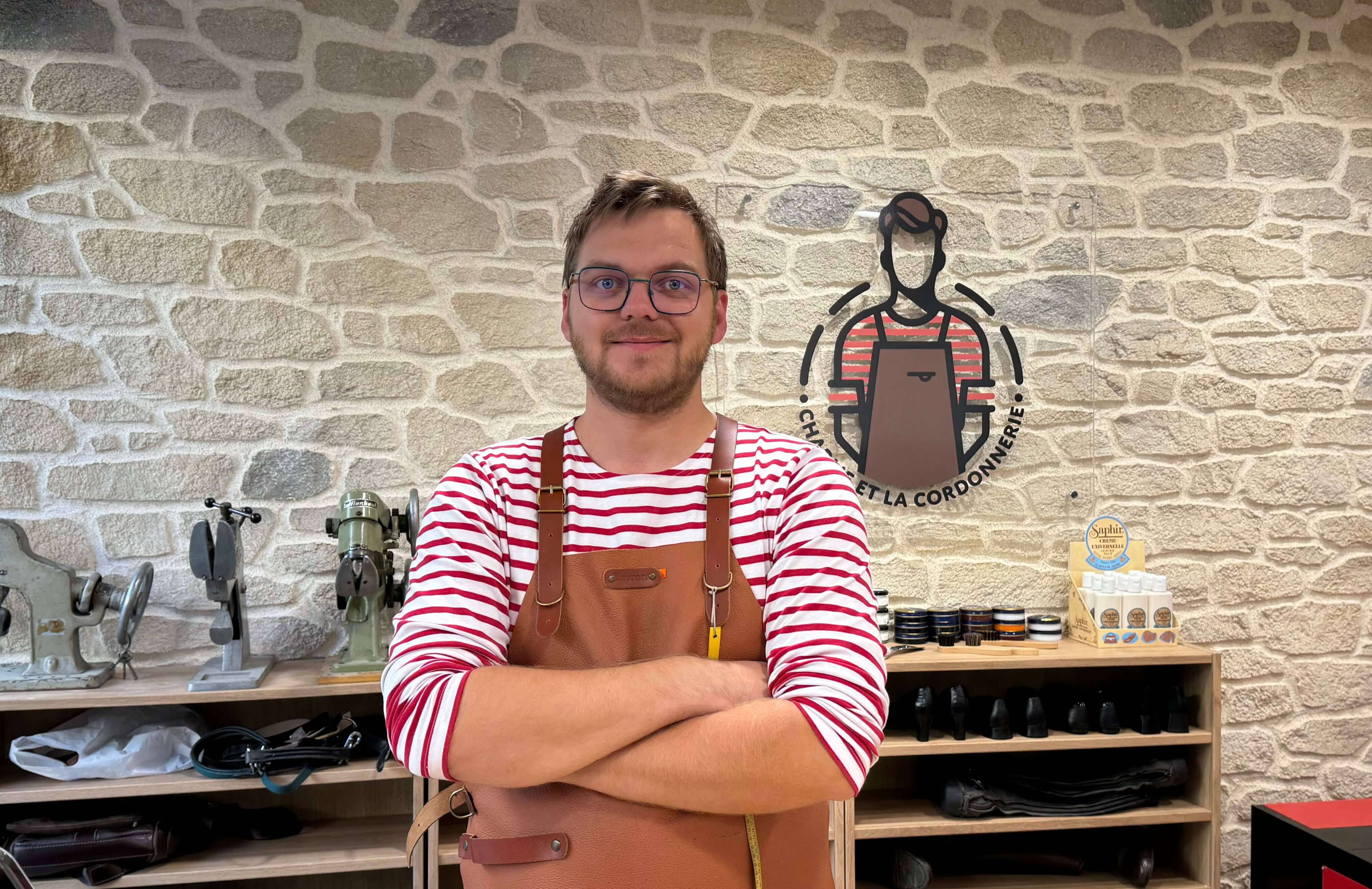 Charlie, cordonnier à Saumur, dans sa cordonnerie